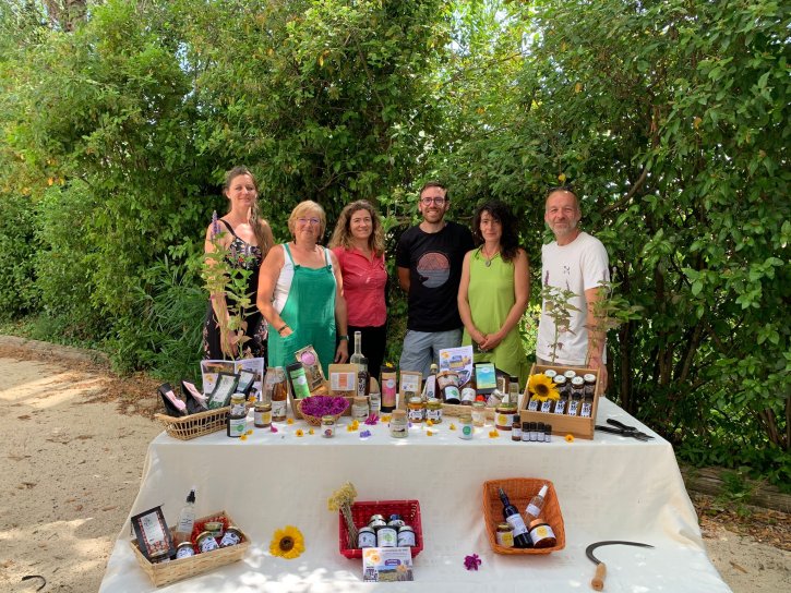 image groupe_avec_table_3.jpeg (0.8MB)